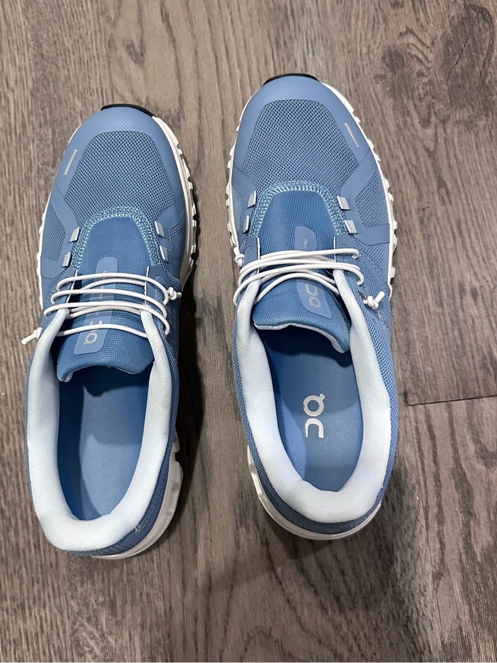 On Women’s Cloud 6 sneakers in Chambray/White, size 8.5.